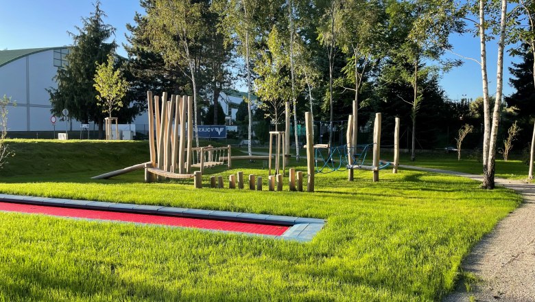 Bewegungspark_Bodentrampolin und Motorikspielplatz (c) Daniela Trauninger, © Daniela Trauninger Bewegungspark_Bodentrampolin und Motorikspielplatz (c) Daniela Trauninger, © Daniela Trauninger