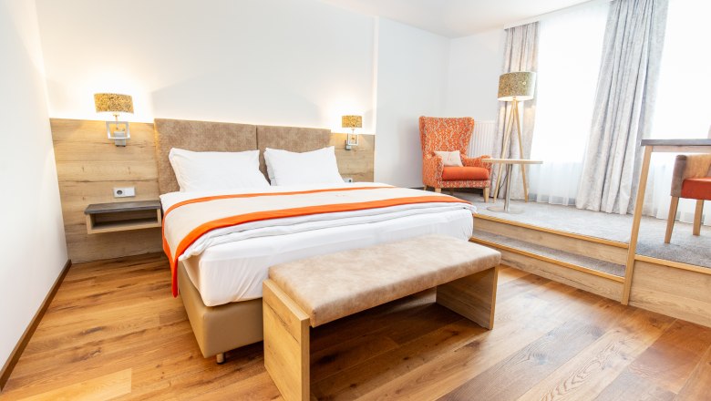 GENIESSER Zimmer, © flotographix Ein Modernes Doppelzimmer mit einer extra Lese- und Schreibtischecke.