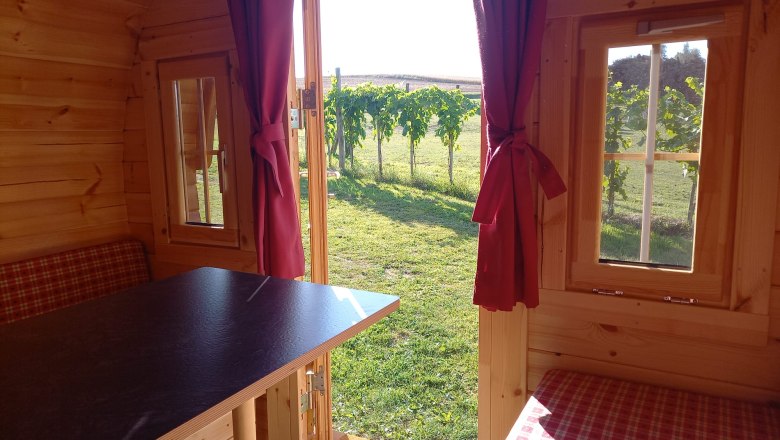 fass-innen-mit-tisch, © Andreas Artner fass-innen-mit-tisch, © Andreas Artner