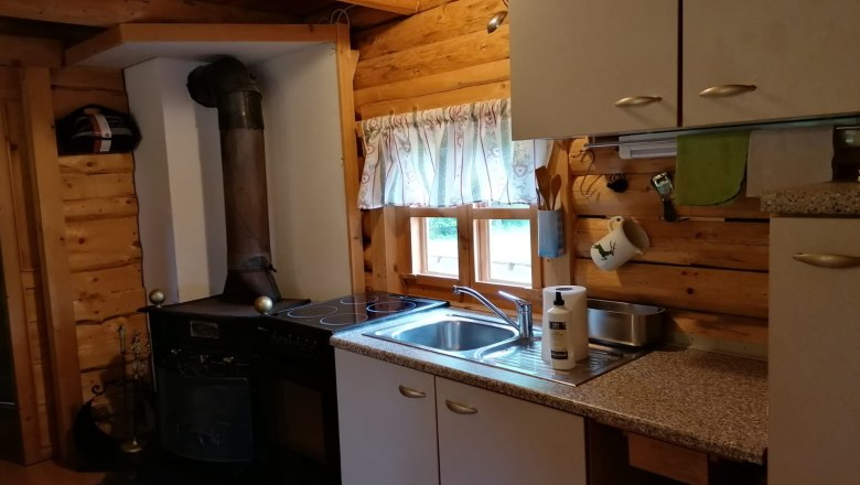 Küche in der Blockhütte, © Magdalena Steindl Küche in der Blockhütte, © Magdalena Steindl