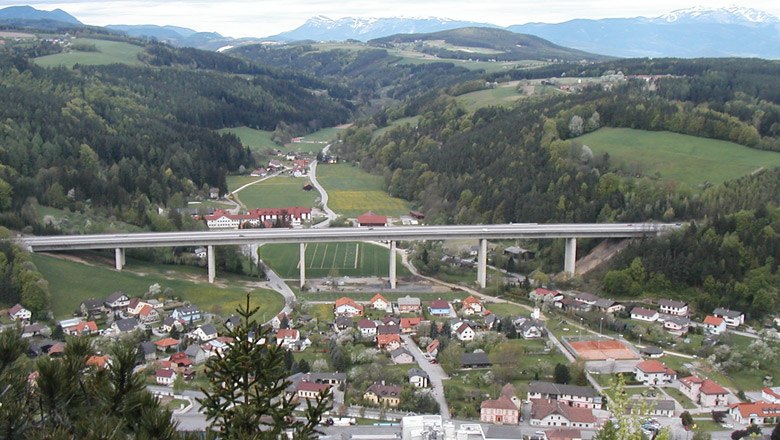 Blick auf die Gemeinde Warth, © Gemeinde Warth Panoramablick auf die Gemeinde Warth mit Brücke und umliegenden Hügeln.