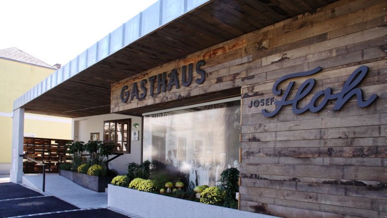 TDR-GWFloh aussen, © Jürgen Skarwan Außenansicht des Gasthauses Josef Floh mit Holzwand und Pflanzen.