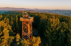 Die Aussichtswarte am Hutwisch bei Sonnenaufgang, © Wiener Alpen Die Aussichtswarte am Hutwisch bei Sonnenaufgang, © Wiener Alpen