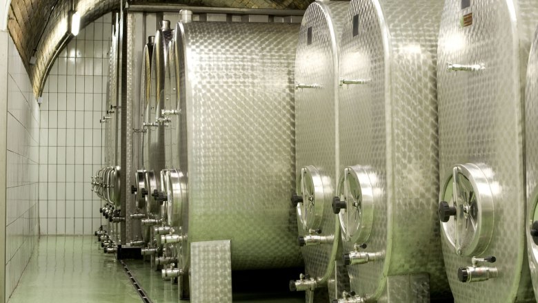 Weingut Donner, © Michael Himml Edelstahltanks in einem Weinkeller mit gewölbter Decke.