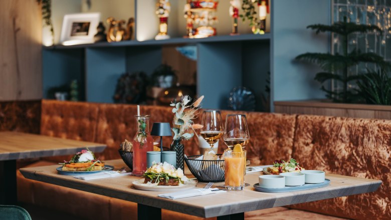 Gedeckter Tisch im Pier 4, © Pier 4 Gedeckter Tisch mit Speisen und Getränken in einem stilvollen Restaurant.