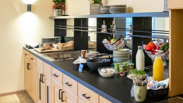 Frühstücksbuffet, © Nadine Beles Frühstücksbuffet mit Brot, Joghurt, Saft und Gemüse.