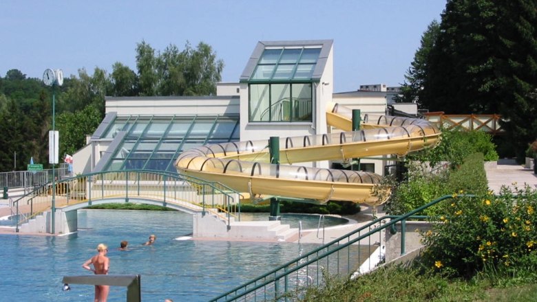 Allwetterbad Scheibbs, © Stadtgemeinde Scheibbs Außenansicht des Allwetterbads Scheibbs mit Rutsche und Schwimmbecken.
