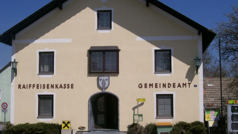 Marktgemeinde Kirchschlag, © Marktgemeinde Kirchschlag Gebäude der Raiffeisenkasse und des Gemeindeamts in Kirchschlag.