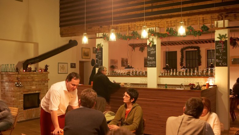 Alte Feuerwehr Bad Fischau, © MG Bad Fischau-Brunn, Foto: Lukas Dostal Innenansicht eines gemütlichen Lokals mit Bar und Gästen.