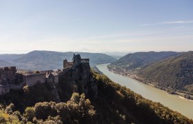 Burgruine Aggstein, © NÖW Franziska Consolati Luftaufnahme der Burgruine Aggstein mit Blick auf die Donau und umliegende Hügel.