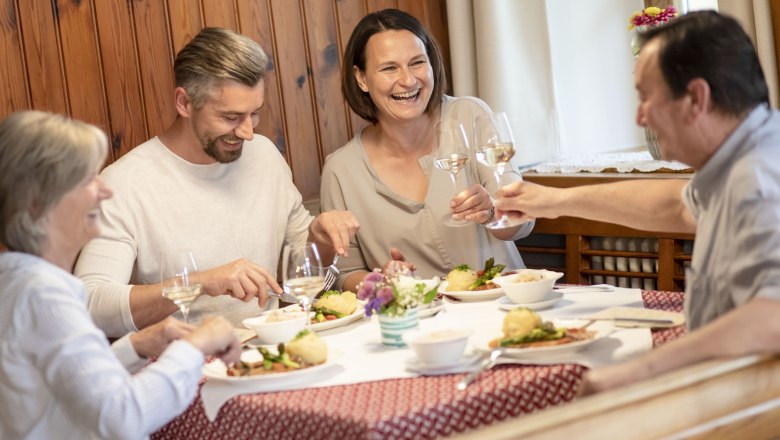 Gemütlich speisen in der Gaststube, © schwarz-koenig.at Gemütlich speisen in der Gaststube, © schwarz-koenig.at