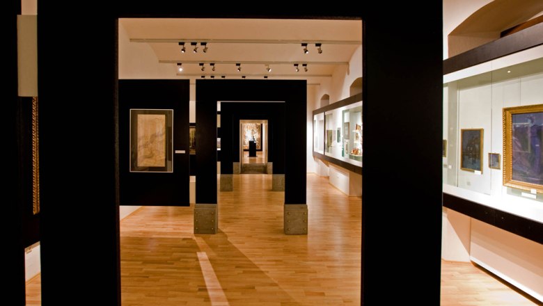 Stadtmuseum St. Pölten, © zVg Stadtmuseum Innenansicht des Stadtmuseums St. Pölten mit Ausstellungsstücken und Gemälden.