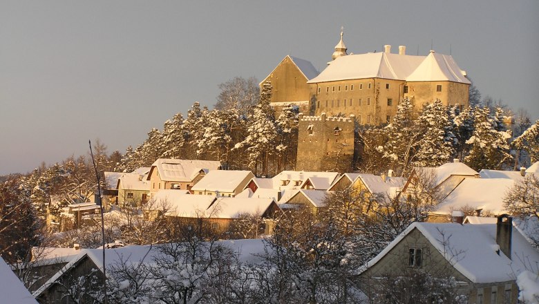 Albrechtsberg im Winter, © Wolfgang Mayrhofer Winterliche Landschaft mit Schloss und schneebedeckten Häusern.