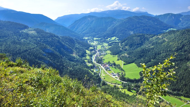 Gemeinde Schwarzau im Gebirge, © Naturpark Falkenstein Panoramablick auf ein grünes Tal mit Bergen im Hintergrund.