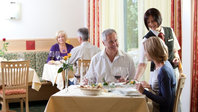 Restaurant Herz-Kreislauf-Zentrum Groß Gerungs, © Herz-Kreislauf-Zentrum Groß Gerungs Ein Restaurant mit Gästen, die an Tischen sitzen und von einer Kellnerin bedient werden.