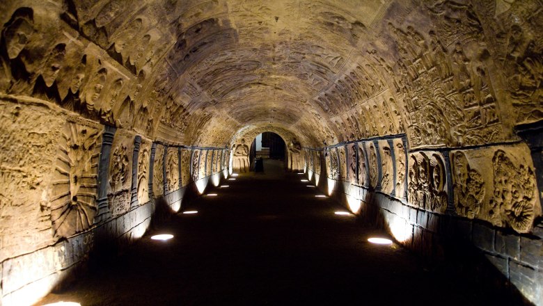 Weberkeller Röschitz, © Marktgemeinde Röschitz Ein beleuchteter, gewölbter Tunnel mit kunstvollen Reliefs an den Wänden.