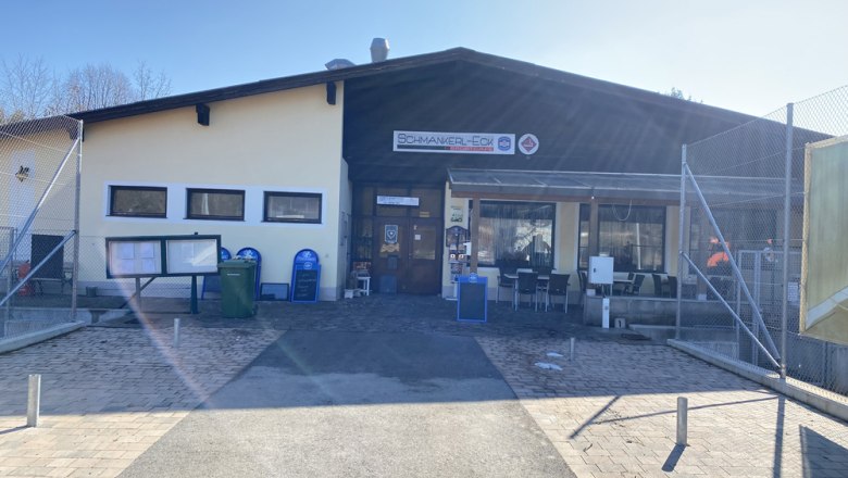 Schmankerleck in Putzmannsdorf, © Schmankerleck Außenansicht eines Gebäudes mit dem Schild 'Schmankerl-Eck'.