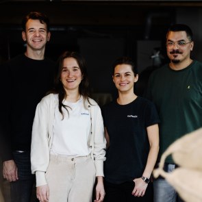 Das Kaffeelix-Team: Neun Menschen und eine gemeinsame Begeisterung für Specialty Coffee, © Niederösterreich Werbung/Mara Hohla Teamfoto der Mitarbeiter von Kaffeefelix in ihrer Rösterei