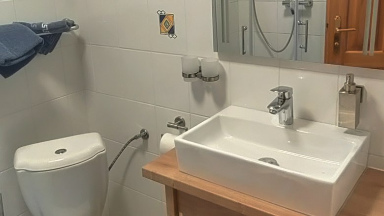 Badezimmer, © Arkadenhof Schneider Kleines Badezimmer mit Toilette, Waschbecken und Spiegel.