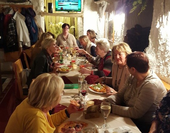 Pizzeria Borsalino, © Pizzeria Borsalino Gruppe von Menschen isst in einer gemütlichen Pizzeria.