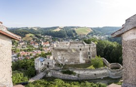 Blick vom Feuerturm auf die Burgruine Kirchschlag, © Wiener Alpen, Franz Zwickl Panoramablick auf die Burgruine Kirchschlag und die umliegende Landschaft.