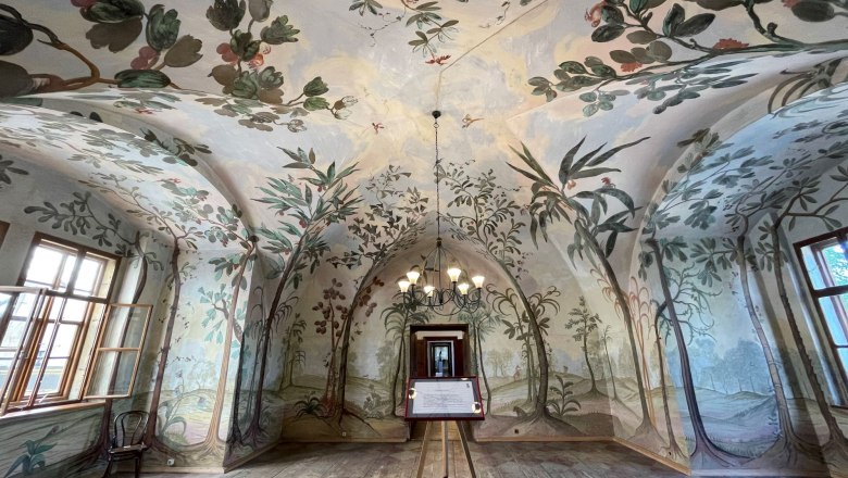 Flüsterzimmer im Schloss Weitra, © Stadtgemeinde Weitra Ein kunstvoll bemalter Raum mit gewölbter Decke und floralen Motiven an den Wänden.