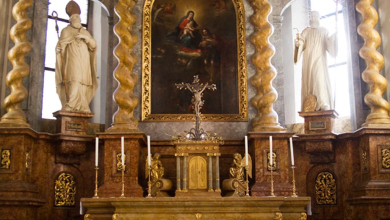 Schlosskirche, © Günter Brentrup Altar in einer Kirche mit goldenen Verzierungen und Gemälde.