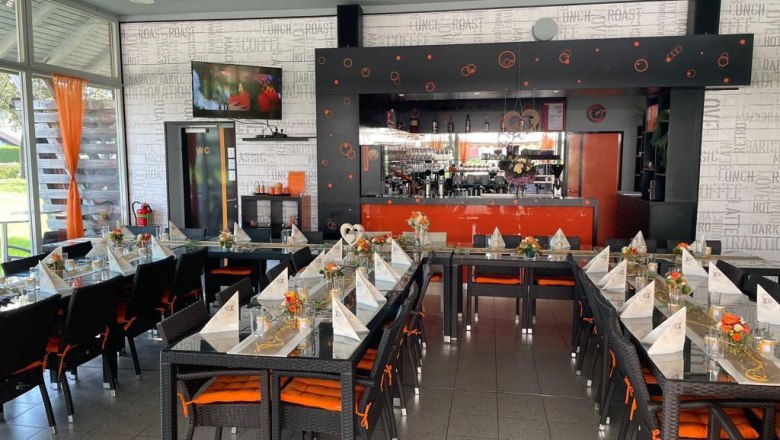 Tolles Frühstücks-Angebot, Snacks und Süßes, © Moccamio Ein stilvoll eingerichtetes Café mit gedeckten Tischen und einer Bar im Hintergrund.