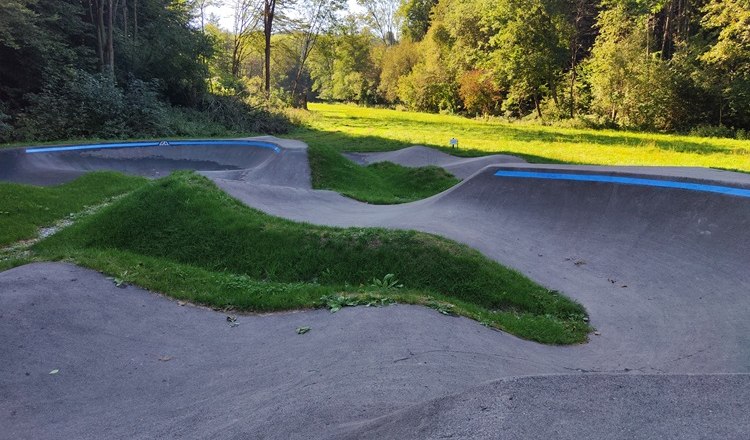 Pumptrack Bad Schönau, © Wiener Alpen Pumptrack in Bad Schönau mit grüner Umgebung und Bäumen im Hintergrund.