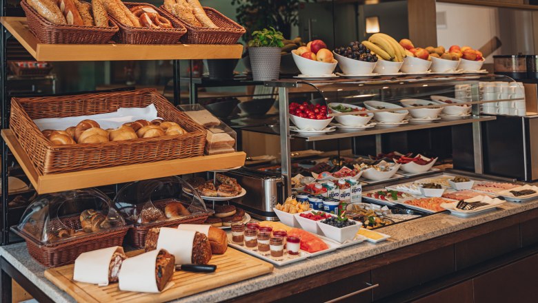 Frühstücksbuffet im HEINhotel vienna airport, © HEINhotel vienna airport Frühstücksbuffet im HEINhotel vienna airport