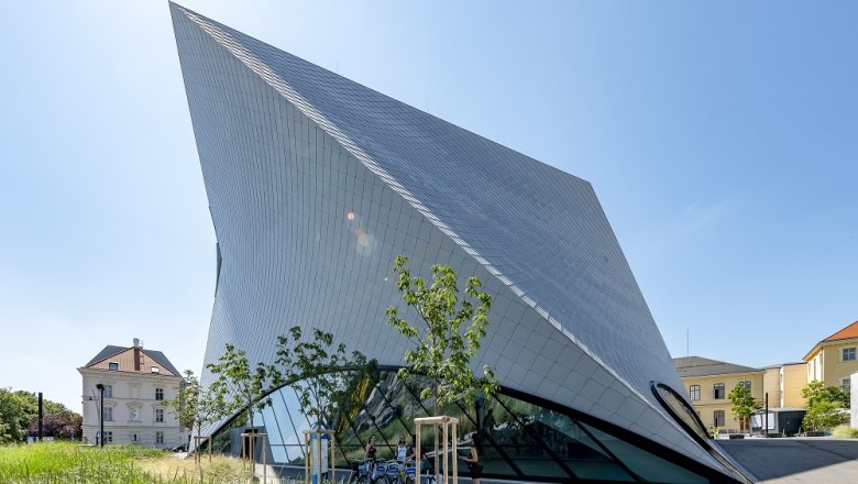 Landesgalerie Niederösterreich, © Raffael F. Lehner Moderne Architektur der Landesgalerie Niederösterreich mit schrägen Linien und Glasfassade.