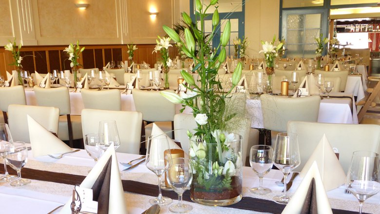 Festsaal, © Johann Holzer Eleganter Festsaal mit gedeckten Tischen und Blumenarrangements.