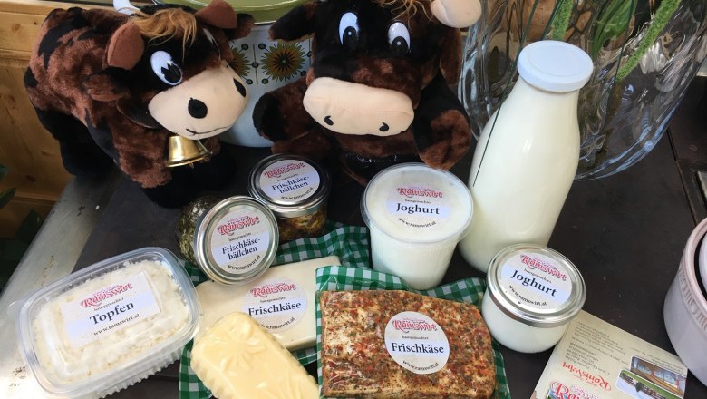 Milchprodukte, © Ramswirt Verschiedene Milchprodukte mit zwei Plüschkühen.