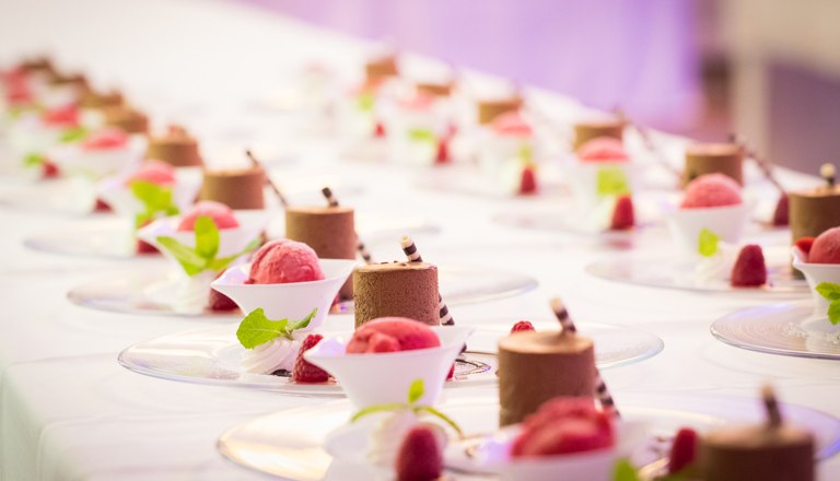 Nachspeise, © flotographix Zubereitete Desserts auf einem Tisch.