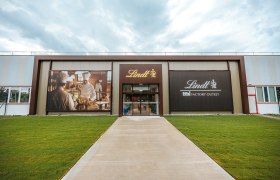 Lindt Factory Outlet, © Philipp Lipiarski Eingang des Lindt Factory Outlet mit großen Werbebannern.