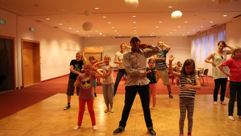 Zumba tanzen macht einfach Spaß!, © Hoteldorf Königsleitn Zumba tanzen macht einfach Spaß!, © Hoteldorf Königsleitn