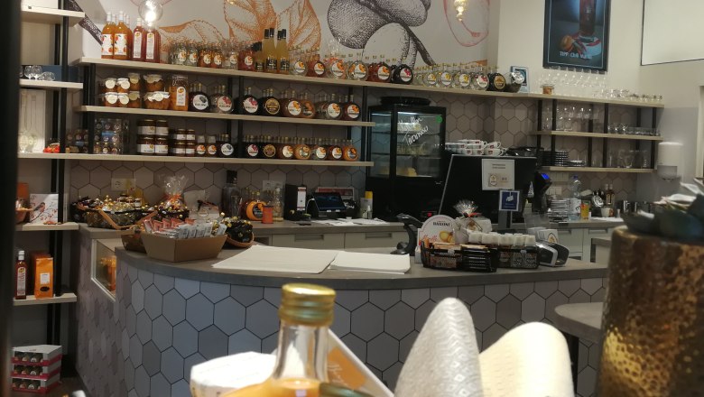 Bailoni Steinertor, © Roman Zöchlinger Innenansicht eines Ladens mit Regalen voller Likörflaschen und Marmeladengläser.