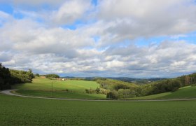 Blick zu den Krumauer Waldhütten mit dahinter liegendem Horner Becken, © Gemeinde Jaidhof Blick zu den Krumauer Waldhütten mit dahinter liegendem Horner Becken, © Gemeinde Jaidhof