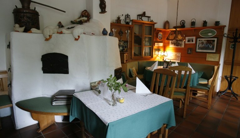 Bonka - Das Wirtshaus im Wienerwald, © Bonka Gemütliches Wirtshaus mit rustikaler Einrichtung, Holzmöbeln und Kachelofen.
