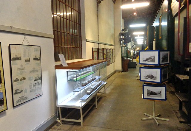 Ausstellung im Eisenbahnmuseum Schwechat, © Eisenbahnmuseum Schwechat Innenansicht des Eisenbahnmuseums Schwechat mit Ausstellungsstücken und Informationstafeln.