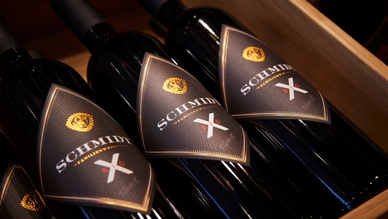 Weinflaschen, © Ben Leitern Drei Weinflaschen der Marke Schmidt in einer Holzkiste.