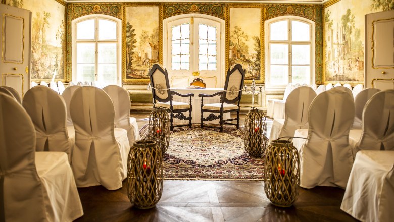 Prunksaal im Schloss Luberegg, © Franz Gleiß Prunksaal im Schloss Luberegg mit dekorierten Stühlen, Teppich und Wandmalereien.