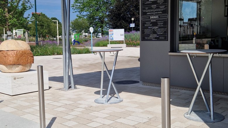 HANS WURST, © TI-K.Kancer Hans Wurst Imbiss mit Stehtischen