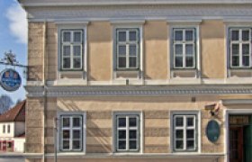 Gasthof Pension Manhalter, © Gasthof Manhalter, Foto privat Fassade eines zweistöckigen Gebäudes mit mehreren Fenstern und einem Schild mit der Aufschrift 'Gasthof Pension Manhalter'.