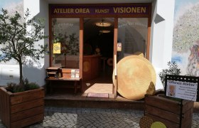 Atelier Orea, © Kunsthandwerkstatt Orea Eingang des Ateliers Orea mit Kunstwerken und Pflanzen.