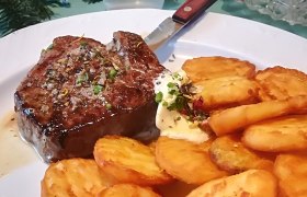 Steaks und viele andere Köstlichkeiten, © Wiener Alpen/Katrin Zeleny Steaks und viele andere Köstlichkeiten, © Wiener Alpen/Katrin Zeleny