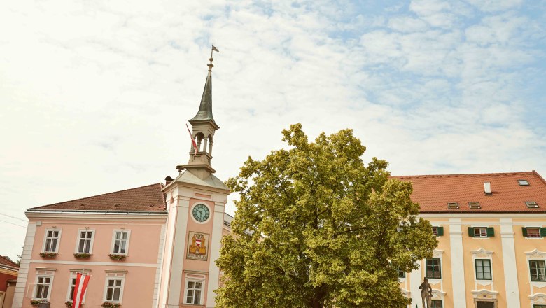 Ybbs Hauptplatz, © Klaus Engelmayer Hauptplatz von Ybbs mit Rathaus und Baum.