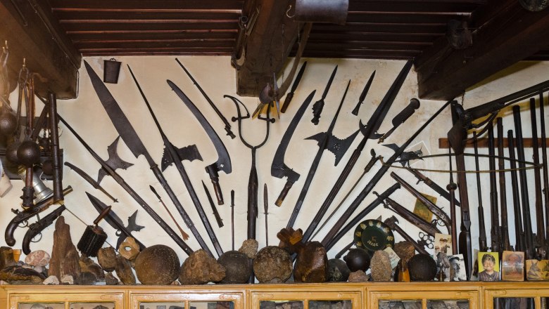 Heimatmuseum im Scherrerwirt, © Gasthof Scherrerwirt, Foto: David Rath Wand mit historischen Waffen und Artefakten im Heimatmuseum.