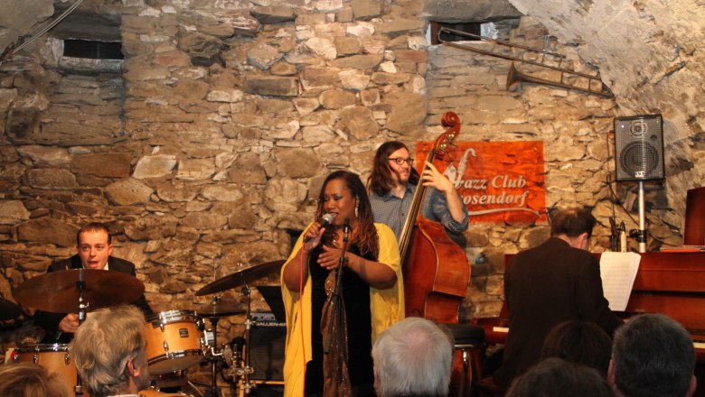 Jazzclub Drosendorf, © Jazzclub Drosendorf Jazzband spielt in einem rustikalen Club mit Steinwänden.