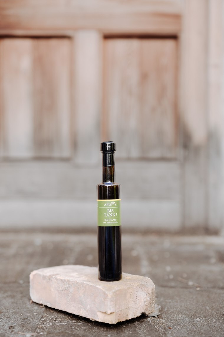 Oxymel: Honig, Essig, Tannennadeln, © Niederösterreich Werbung/Mara Hohla Produktfoto Oxymel "Bis Tann"